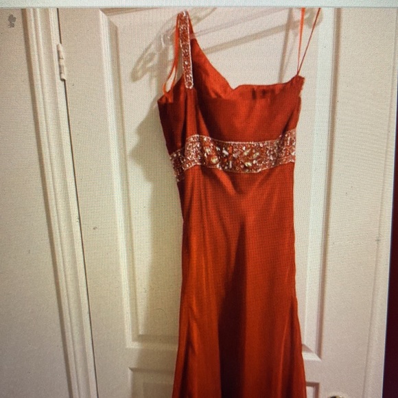 Red Gown - Picture 3 of 3